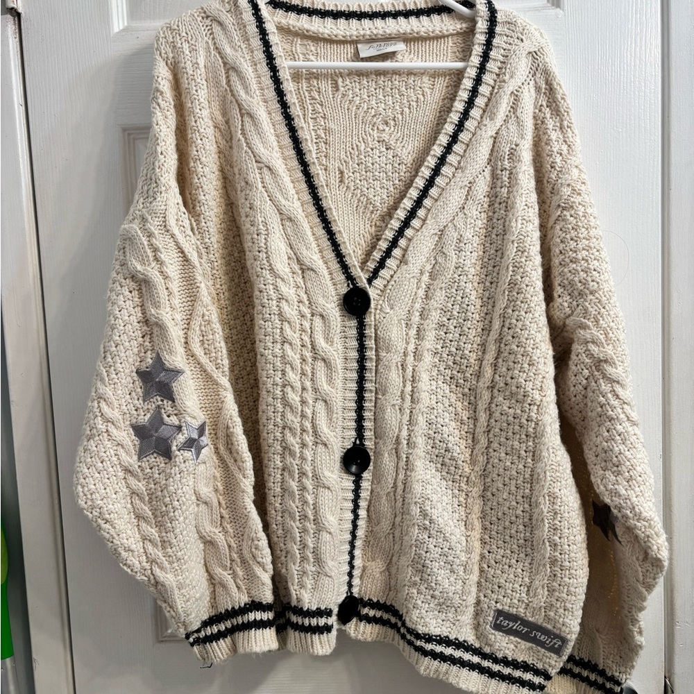Taylor Swift: the “cardigan”